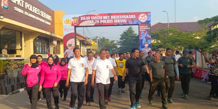Semarak HUT Bhayangkara, Polres Serang Gelar Jalan Santai