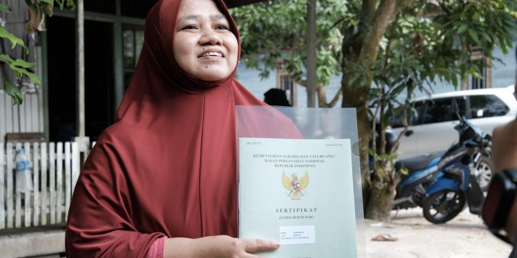 Terima Sertipikat dari Menteri, Warga Petuk Katimpun Ucapkan Terima Kasih