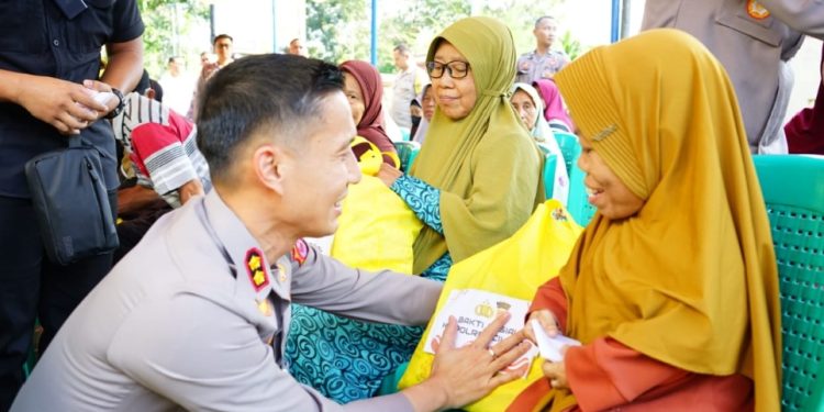 Kapolres Cilegon Memberikan Bantuan Sosial di Polsek Purwakarta