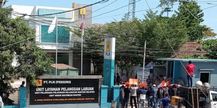 Miliki SKTM Ancam Keselamatan Jiwa, PLN Labuan Di Demo Masyarakat