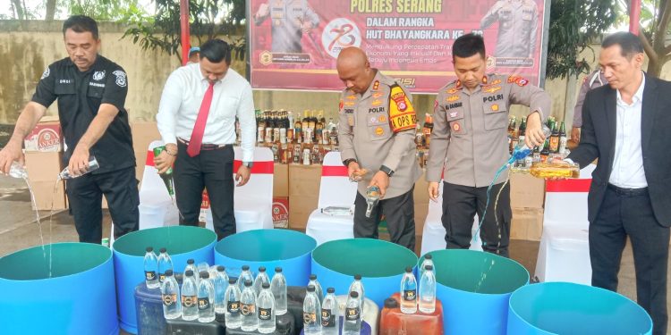 Rangkaian Hari Bhayangkara, Polres Serang Musnahkan 5.061 Botol Miras