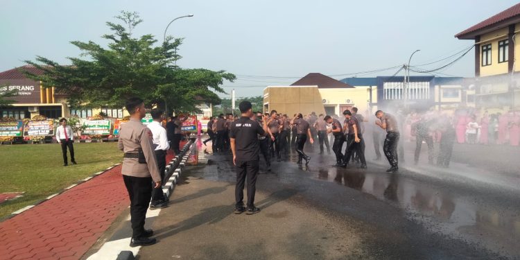 Kenaikan Pangkat 70 Anggota Polres Serang Diwarnai Semprotan Water Canon