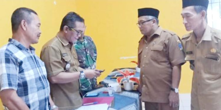 CAMAT CIOMAS, H.UGUN GURMILANG: Gelar Rapat Minggon, Sosialisasi Judi Online Dan Razia Handphone Para Kepala Desa.