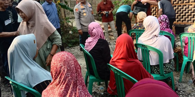 Kapolres Temui Emak-emak dan Anak-anak Yatim di Kampung Kemuning