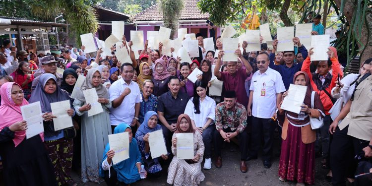 Menteri AHY Antar Langsung Sertipikat ke Rumah Masyarakat
