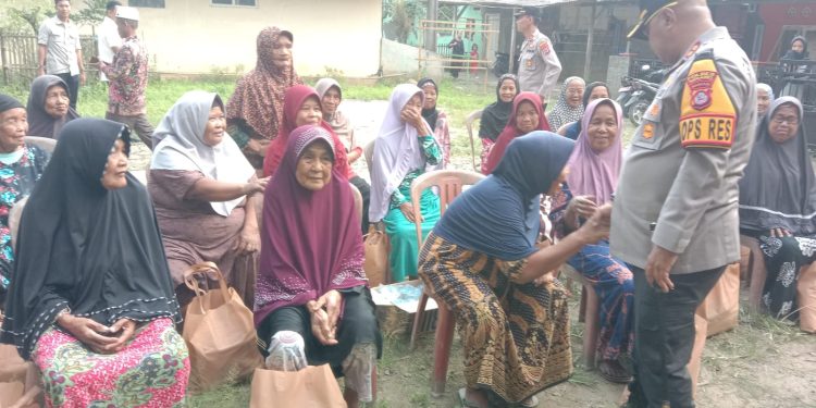 Silaturahmi Dengan Warga Pangawinan, Kapolres Serang Ngobrol Santai Dengan Emak-emak Lansia