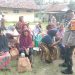 Silaturahmi Dengan Warga Pangawinan, Kapolres Serang Ngobrol Santai Dengan Emak-emak Lansia