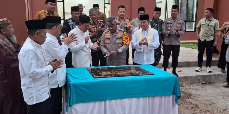 Kapolres Serang Tandatangani Prasasti Peresmian Mesjid Jami Al Huda