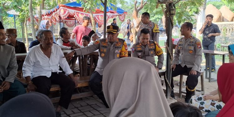 Kapolres Silaturahmi Dengan Pengrajin Batu Fosil dan Emak-emak