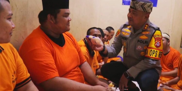 Tawa dan Canda Warnai, Program Ngariung Iman Ngariung Aman Kapolres Dengan Tahanan