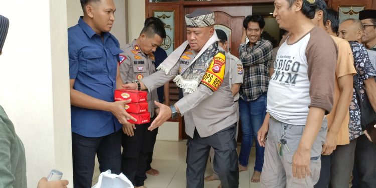 Usai Shalat Jum’at Berjama’ah, Kapolres Serang Bagikan Makanan Siap Saji
