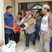 Usai Shalat Jum’at Berjama’ah, Kapolres Serang Bagikan Makanan Siap Saji