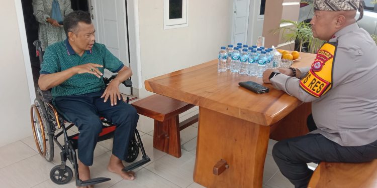 Berikan Doa Cepat Sembuh, Kapolres Serang Jenguk 2 Anggota Sakit