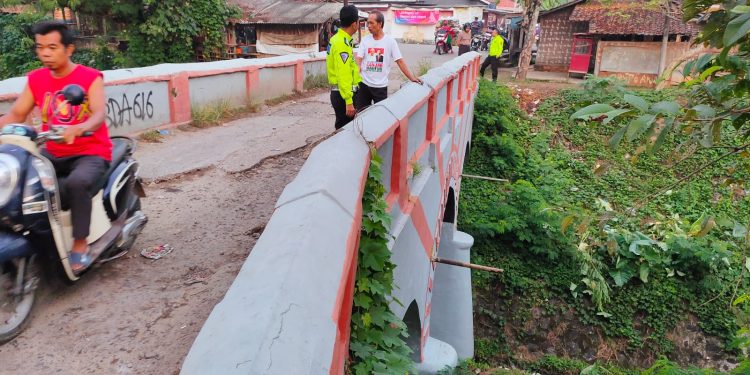 Terjun Dari Jembatan Lintasan Kereta, Pengendara Yamaha Tewas