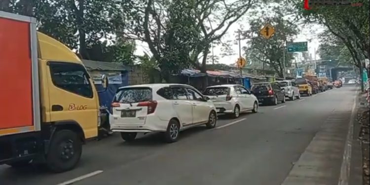 Lampu Merah di Simpang Tiga Kebaharan dan Kelanggaran Unyur Bikin Macet