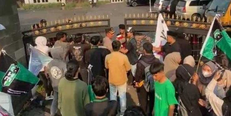 Ricuh! Demo di Depan Kantor BPJN Banten, Mahasiswa Pandeglang Nyaris Bentrok dengan Ormas