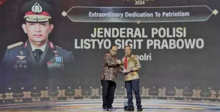 Sebuah Penghargaan Extraordinary Dedication of Patriotism Diberikan Kepada Kapolri Listyo Sigit Prabowo