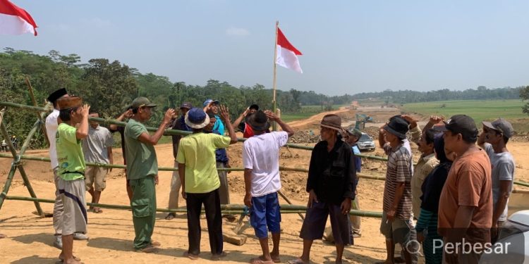 Merasa Kecewa, Puluhan Warga Boikot Jalan Tol Serang-Panimbang