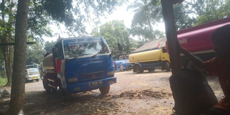 Mobil Tangki Angkutan AIR BERSIH Berserakan, Mengakibatkan Jalan BAROS- PANDEGLANG RUSAK Dan Menimbulkan Korban LAKA LANTAS