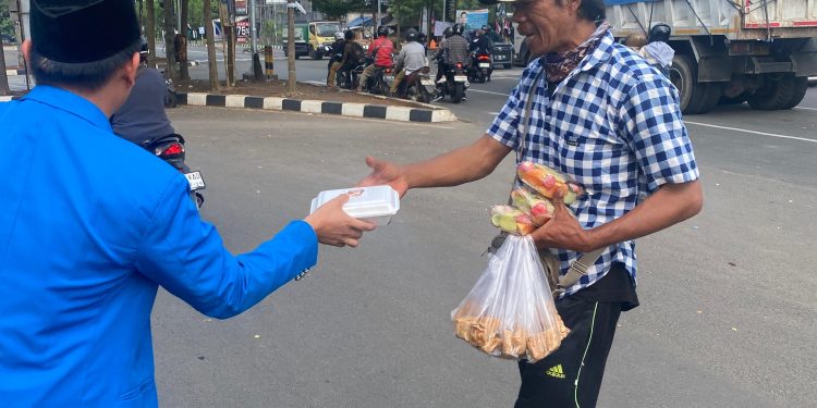 Peduli Sesama, KNPI Banten Berikan Makan Siang Gratis untuk Warga Kurang Mampu