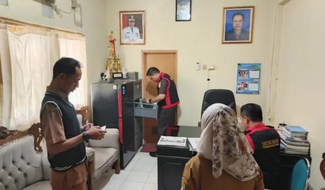 Dugaan Korupsi : Kejati Geledah Rumah dan Kantor Kadisparpora Kota Serang