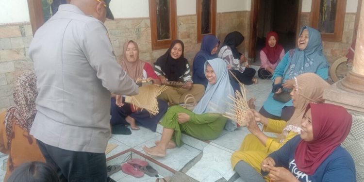 Gelar Ngariung Iman Ngariung Aman, Kapolres Main Ciluk baa..Dengan Emak-emak Pengrajin Anyaman Limbah