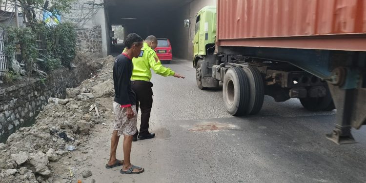 Seorang Perempuan Buruh Pabrik Tewas Setelah Motornya Serempetan Dengan Truk