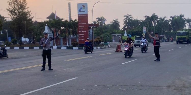 Personil Satsamapta Bantu Pengaturan Lalulintas