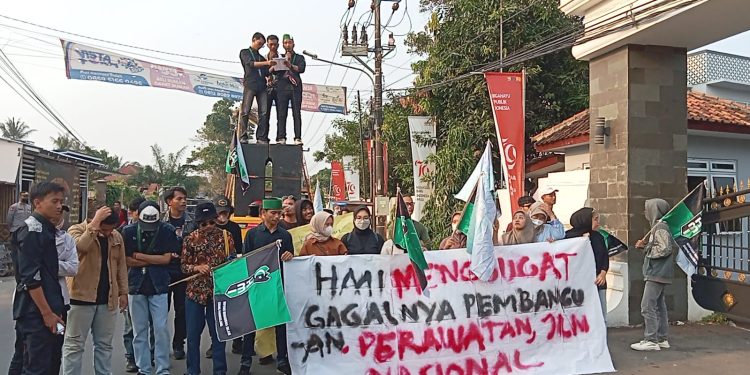 Diduga Gagal Konstruksi, Proyek Satker PJN Wilayah 1 Banten PPK 1.3 Di Geruduk HMI Cabang Pandeglang