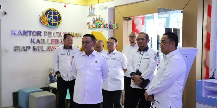 Kakanwil BPN Banten Meminta Agar Komunikasi Publik Lebih Ditingkatkan.Rangkasbitung, Suara-Rakyat.id Kepala Kantor Wilayah Badan Pertanahan Nasional (BPN) Provinsi Banten, Sudaryanto meminta agar satuan kerja kantor pertanahan yang ada di wilayah Banten lebih meningkatkan komunikasi publik seputar program pertanahan Kementerian Agraria dan Tata Ruang/Badan Pertanahan Nasional (ATR/BPN)..“Kita bekerja dari pagi hingga malam, bahkan Sabtu dan Minggu masuk menyelesaikan berbagai kegiatan dan program pertanahan Kementerian ATR/BPN yang sayang jika tidak disebarluaskan,” kata Sudaryanto saat memimpin jalannya Monitoring dan Evaluasi di Kantor Pertanahan Kabupaten Lebak, Selasa (13/08/2024)..Sudaryanto mengatakan selain repost posting media sosial Kementerian ATR/BPN serta meneruskan siaran pemberitaan Kementerian ATR/BPN, kantor pertanahan juga perlu melakukan peliputan kegiatan yang ada di kantor pertanahan, mensosialisasikan program dan layanan pertanahan kepada masyarakat di media massa lokal dan website satuan kerja..“Seperti kegiatan PTSL, kota lengkap, layanan elektronik, 7 layanan prioritas, Pelataran (Pelayanan Tanah Akhir Pekan) dan program kegiatan lainnya yang kerjakan Kementerian ATR/BPN, kantor wilayah dan kantor pertanahan,” ujarnya.“1 satker, 1 media massa, 1 hari, 1 informasi dan 1 pegawai harus meneruskan kepada komunitasnya masing-masing,” lanjutnya..Ia mengatakan terutama di era digital saat ini dimana informasi berlimpah, rawan hoax, sehingga perlu menjalankan strategi komunikasi yang membangun opini positif dan membuka akses publik memperoleh informasi yang akurat, cepat dan terpercaya.