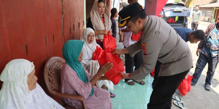 Kapolres Lebak Bagikan Bansos Kepada Warga Lansia Di Desa Pasir Pasir Tanjung