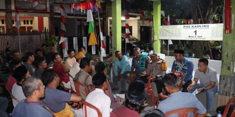 Sampaikan Pesan Kamtibmas, Kapolres Ngobrol Bareng di Pos Kamling Perumahan TCP