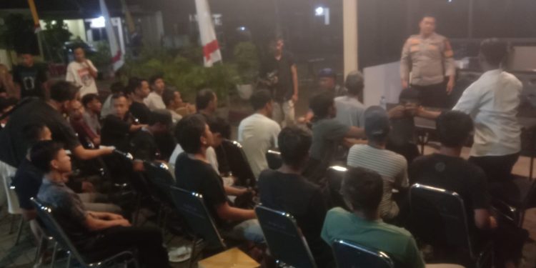 Waduh ! Puluhan Warga Kampung Cisait Muncang Malam-malam Datangi Rumdin Kapolres