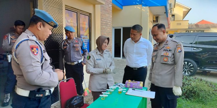Laksanakan Program Kapolda Banten, Sie Propam Polres Lebak Laksanakan Pengecekan Rutin Urine Personil