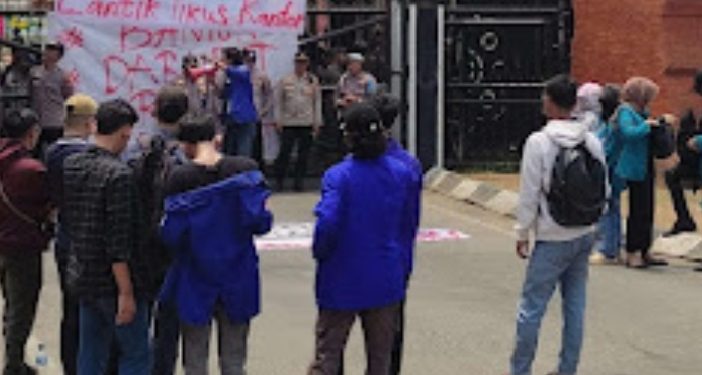 Pelantikan Anggota DPRD Banten Diwarnai Unjuk Rasa Mahasiswa