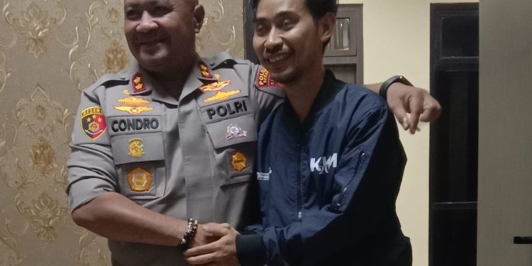 Wujud Empati, AKBP Condro Sasongko Bantu Wartawan Yang Kambingnya Hilang Digondol Maling