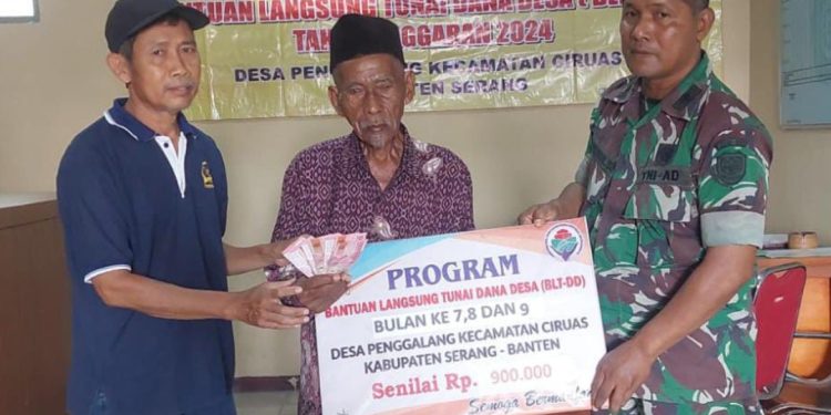 Babinsa Koramil 0602-16/Ciruas Dampingi Pendistribusian BLT Dana Desa