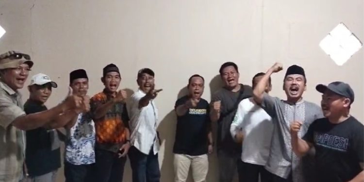 Viral Video Para Kades-Ketua APDESI Mancak Serang Dukung Cagub Andra Soni dan Cabup Ratu Zakiyah, Bawaslu Turun Tangan.