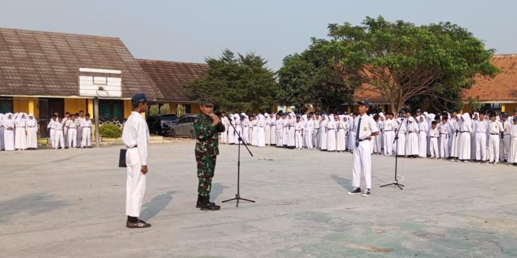 Danramil 0602-16/Ciruas Beri Wawasan Kebangsaan Dan Bahaya Narkoba Saat Upacara Bendera Di SMP Negeri 2 Ciruas