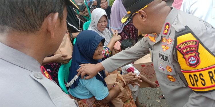 Polres Serang Kirim Bantuan 32.000 Liter Air Bersih Bagi Warga Terdampak Kemarau Di Ciruas