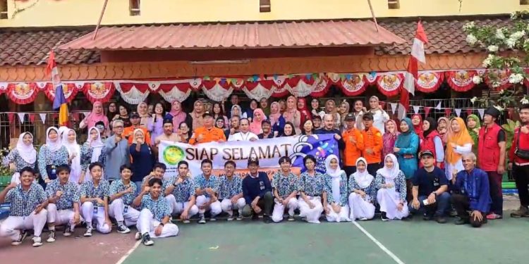 Tim Basarnas,Yayasan Rumah Cakrawala Indonesia Berikan Edukasi Bersama Ikatan Keluarga Alumni SMPN 147