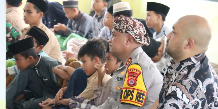 Kapolda Banten dan Kapolres Serang Jumling di Mesjid Assalamiyah Jawilan