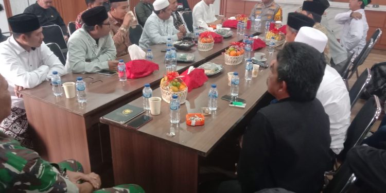 Ngariung Iman Ngariung Aman, Kapolres Serang Berhasil Memediasi Front Persaudaraan Islam Dengan Panitia Maulid Nabi di Desa Kamurang