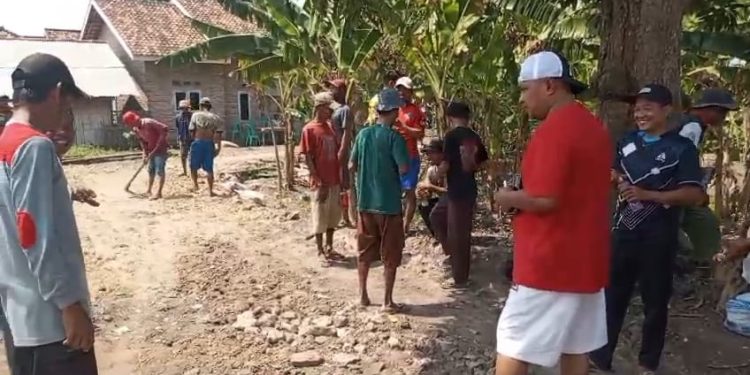 Polres Serang Gotong Royong Perbaiki Jalan Rusak dan Pasang Penerangan Jalan di Kampung Cisait