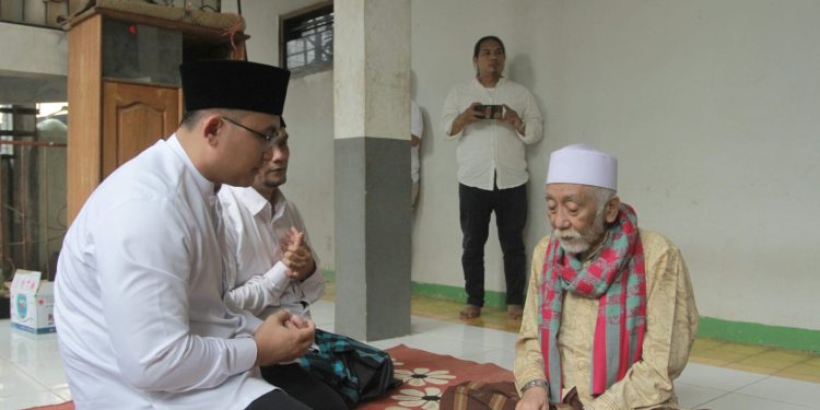 Sowan ke Ponpes Roudhotul Ulum Cidahu, Balon Bupati Serang Andika Hazrumy Didoakan Abuya Muhtadi
