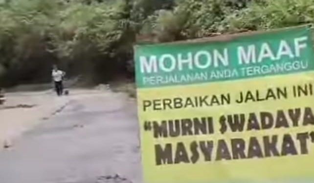 Warga Desa Mangku Alam Pandeglang Gotong Royong Memperbaiki Jalan Sepanjang 25Km