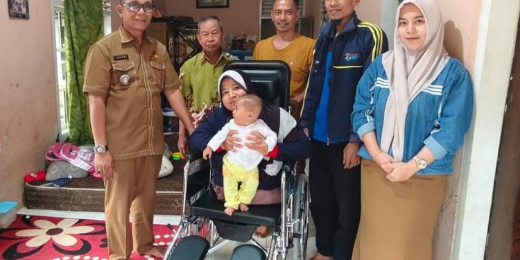 Camat Ciomas Serahkan Bantuan Kursi Roda kepada Penyandang Disabilitas