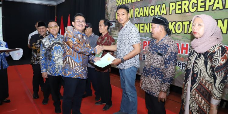 Serahkan Sertipikat PTSL dan Sertipikat Aset Pemerintah Kota Serang, Kakanwil BPN Banten: Program PTSL ini Nyata