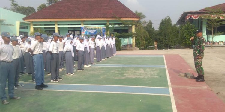 Babinsa Koramil 0602-07/Waringin Kurung Berikan Sosialisasi Bahaya Kenakalan Remaja Di SMK Negeri 1 Waringin Kurung