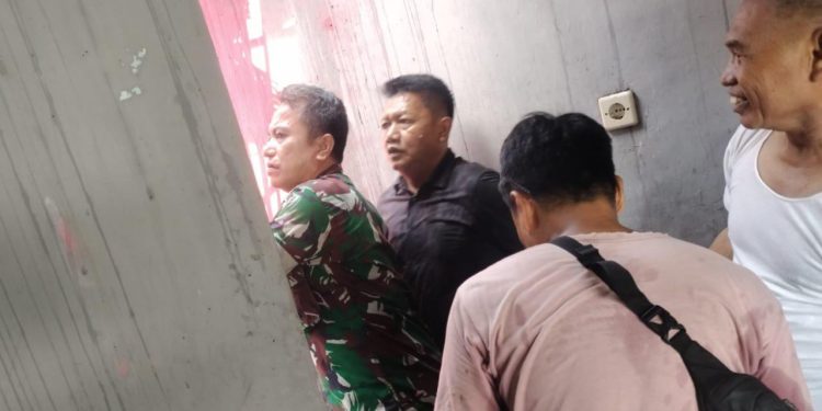 Babinsa Koramil 0602-06/Kramatwatu Bantu Warga Padamkan Kebakaran Rumah Di Kampung Sawah